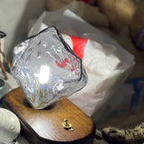 Üvegből készült asztali lámpa jégkő formájában