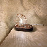 Üvegből készült asztali lámpa jégkő formájában