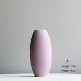 Törékeny kerámia virágvázák finom árnyalatokban